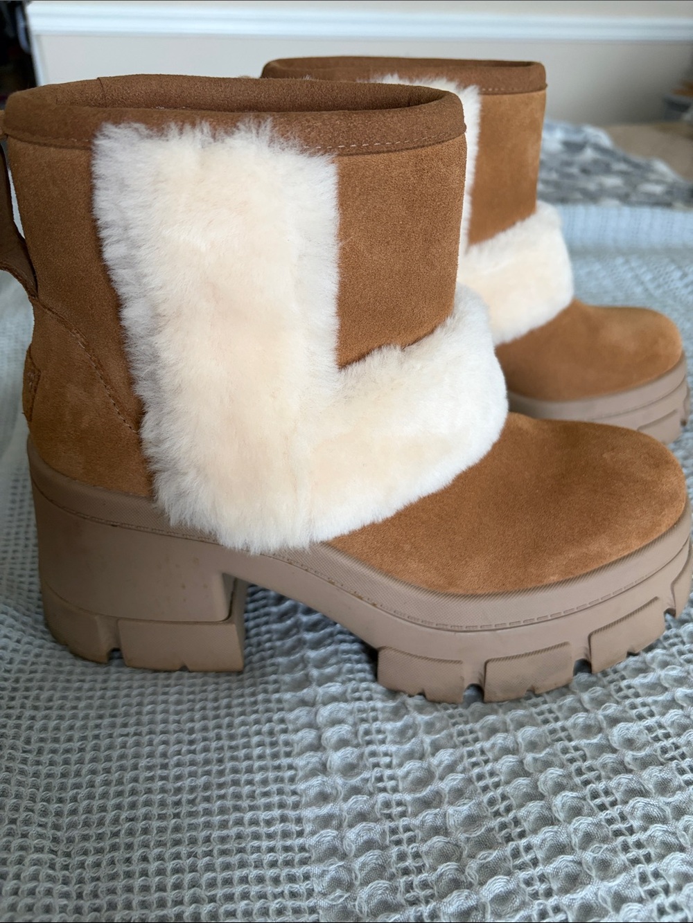 UGG women’s chunky platform boots with shearling trim size 7.5